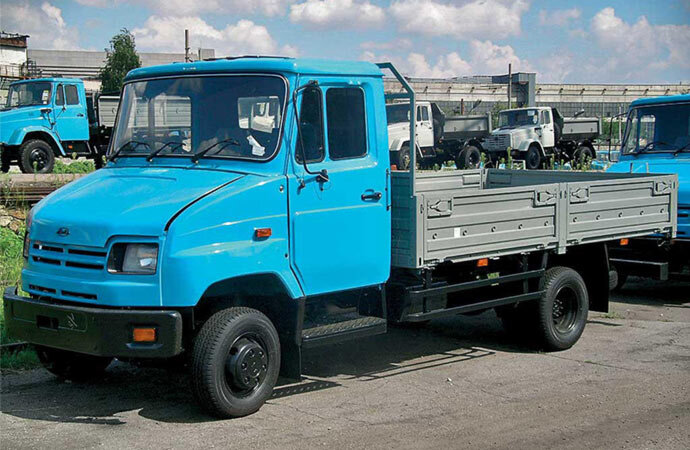 Новенький бортовой «Бычок» на площадке готовой продукции завода «ЗиЛ» 