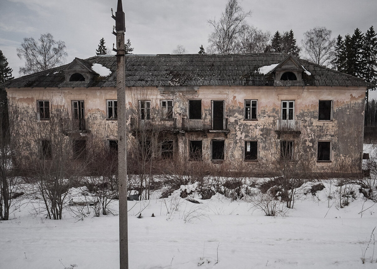 Покажу брошенный городок, с машиной в гараже и товарами в магазе ???