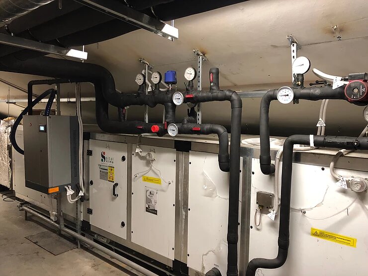 Приточная установка на техническом этаже. Магазин в центре Москвы.