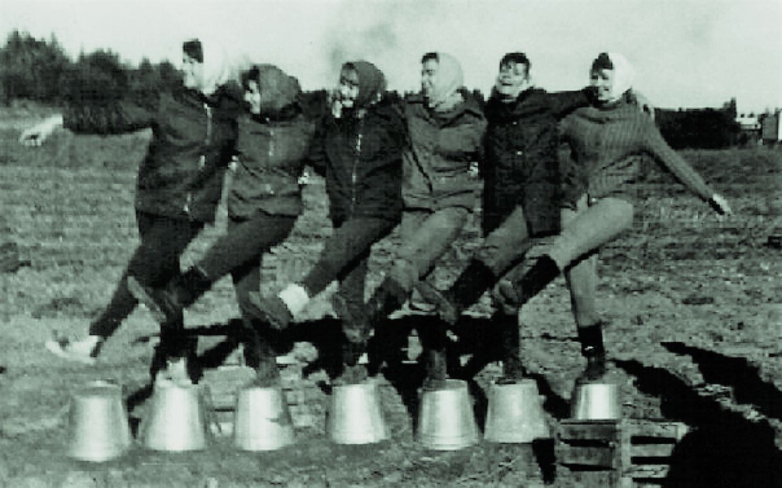  Одним из неотъемлемых признаков жизни в СССР была поездка «на картошку».-3