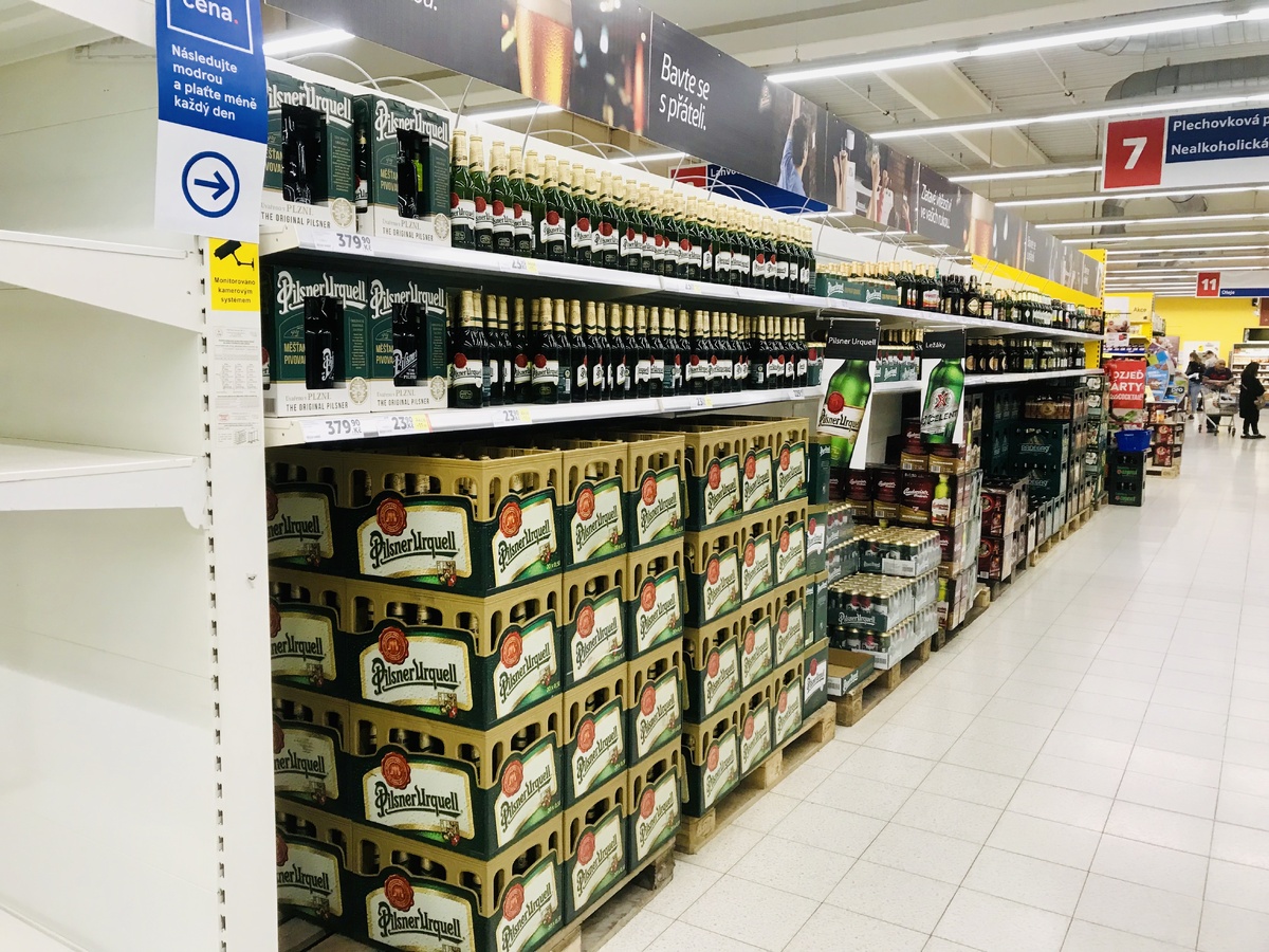 Пиво Pilsner Urquel стоит 23,9 крон по скидке.