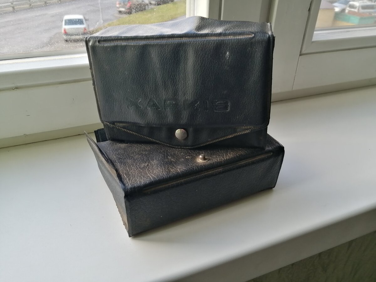 Футляр из кожгалантерейной пленки.  Были еще в металлическом футляре.