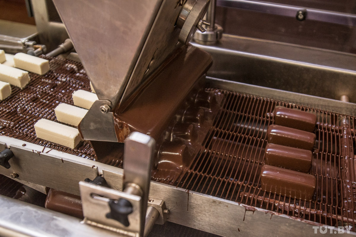 Производитель творожных сырков решил изучить. Фабрика глазированных сырков Александров. Производство шоколада конвейер. Аппарат для производства шоколадных плиток. Изготовитель глазированных сырков.
