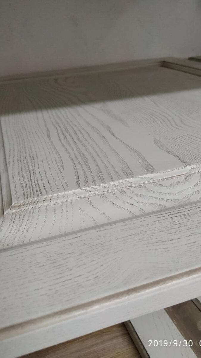 Фасад из массива ясеня под эмалью с патиной