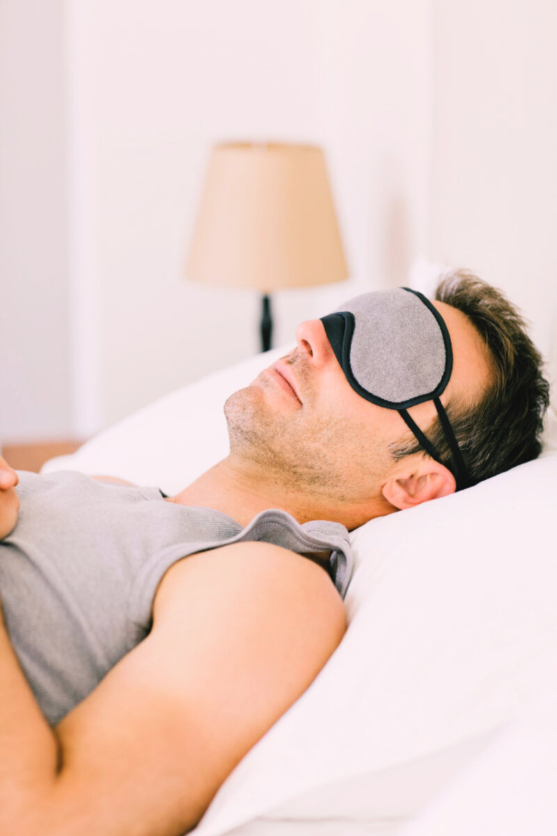 Немец спит, режим сна в Германии, ранний отбой