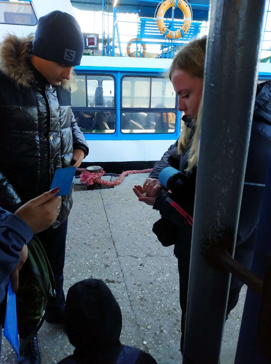 Контролер-шива, в руках мелочь, карты, билеты, валидатор. 