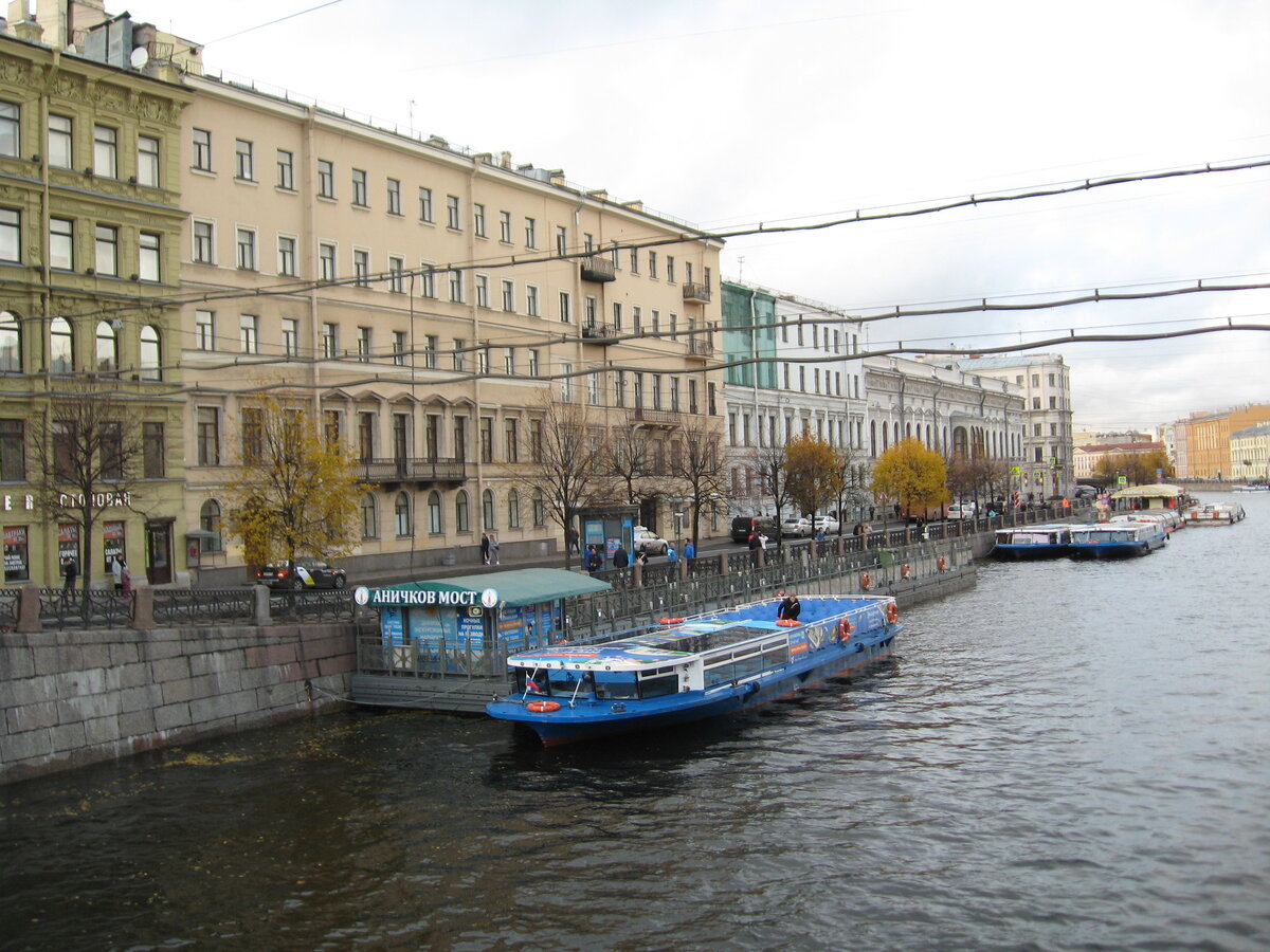 Экскурсии на катерах по каналам и рекам СПБ. Личное фото автора.