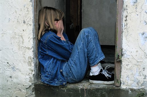 https://cdn.pixabay.com/photo/2016/11/11/11/04/child-sitting-1816400__340.jpg