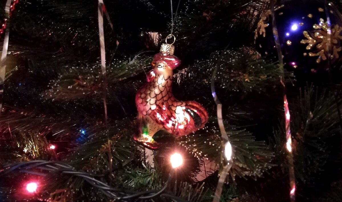 Петушок. Был куплен в "год петуха".