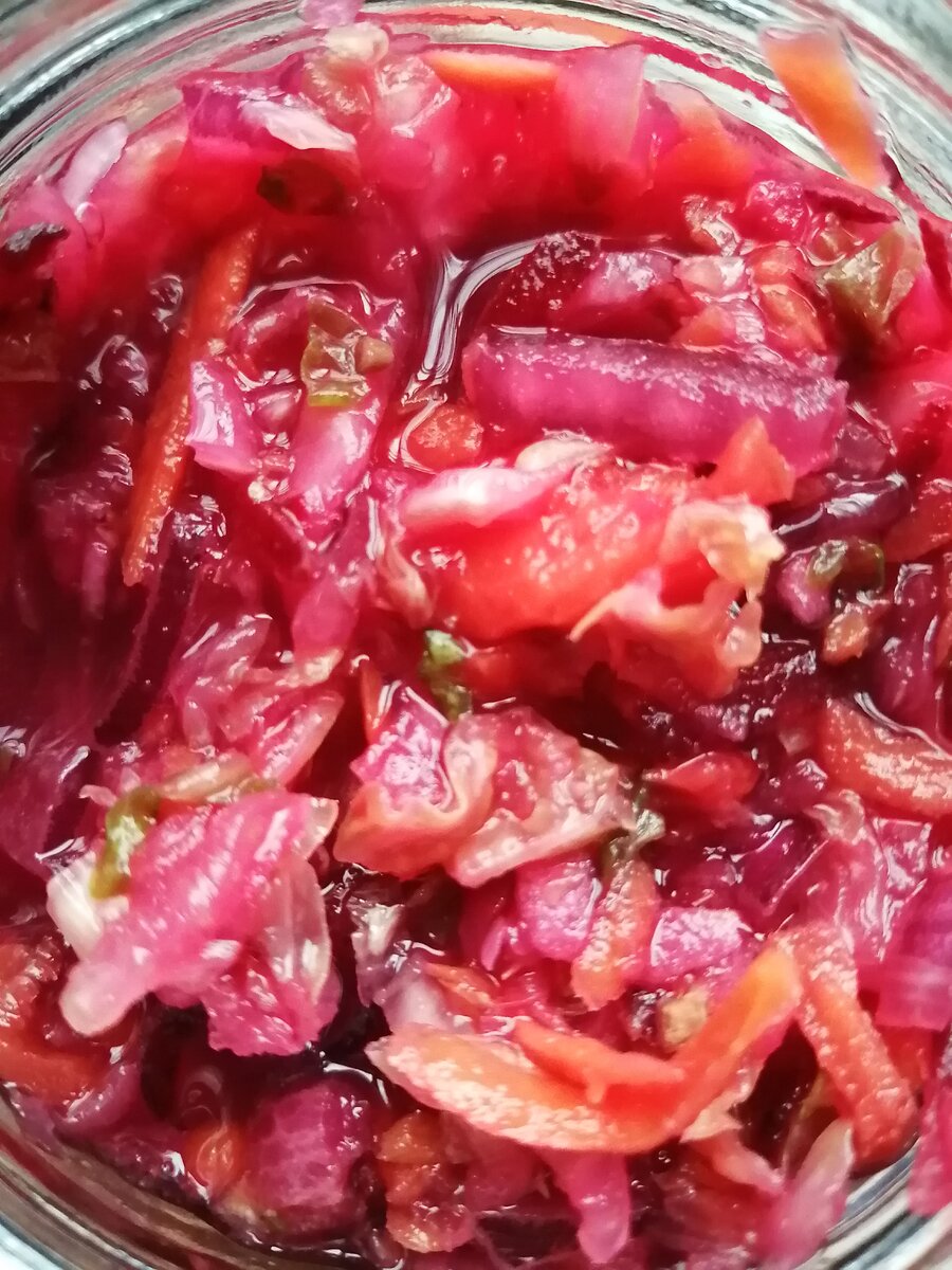 Ферментированный салат из пекинской капусты, моркови, свеклы и лука