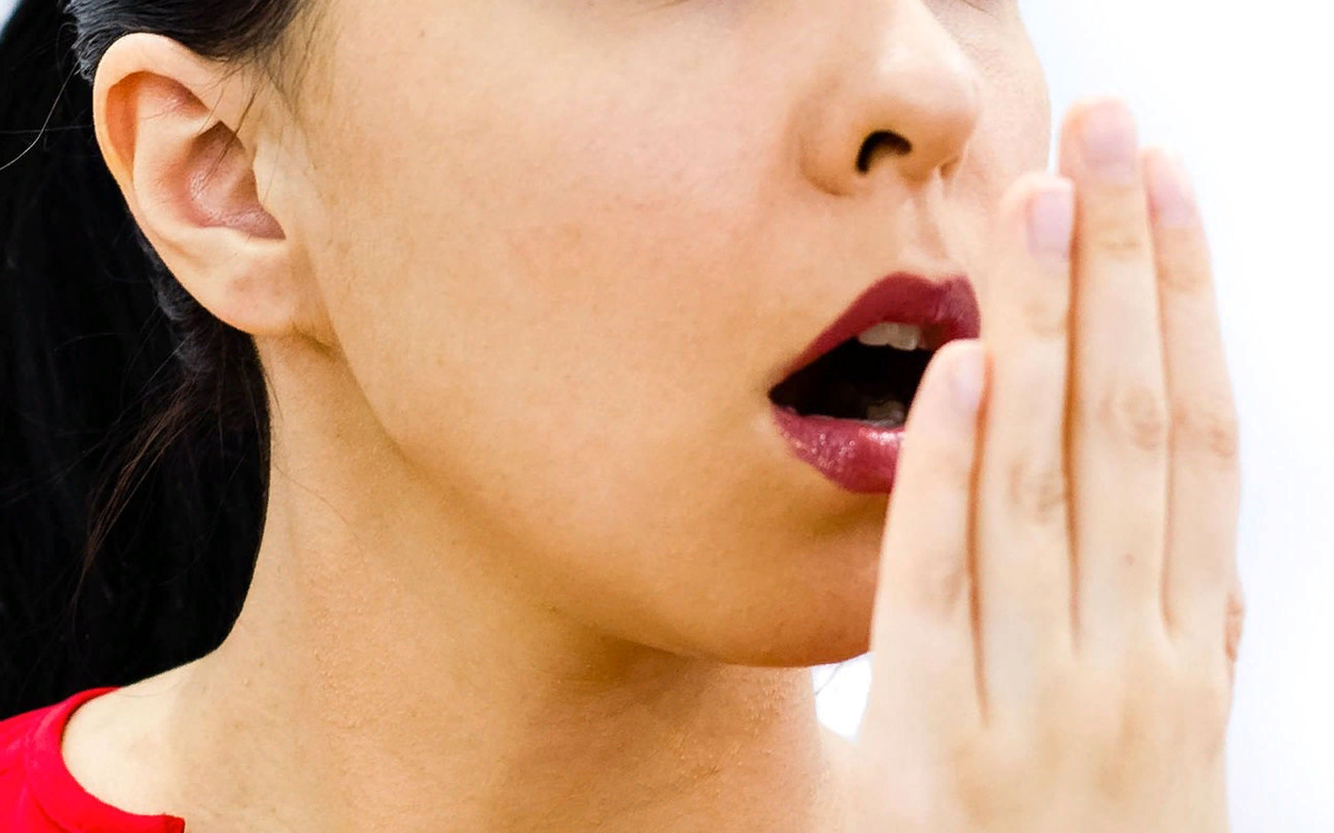 Металлическое ощущение во рту. Неприятный запах изо рта. Болезнь уха может давать запах изо рта.