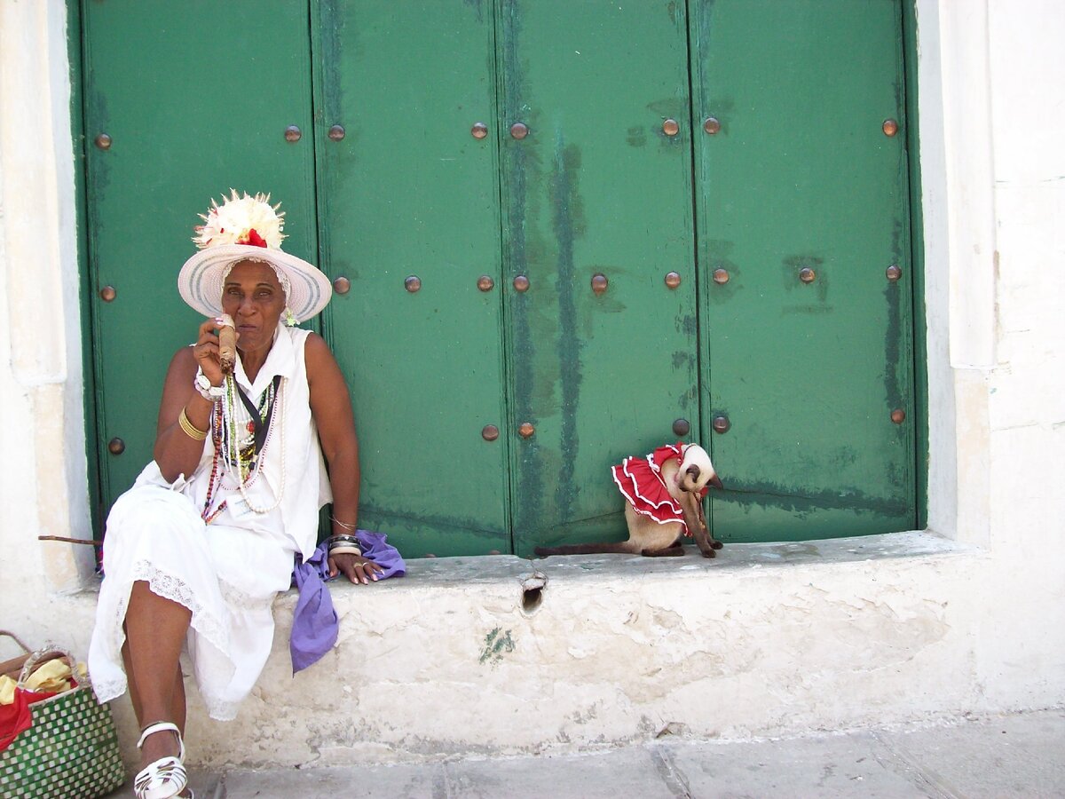 https://commons.wikimedia.org/wiki/File:Havana_women_cuba_july_2008-oscar.jpg
