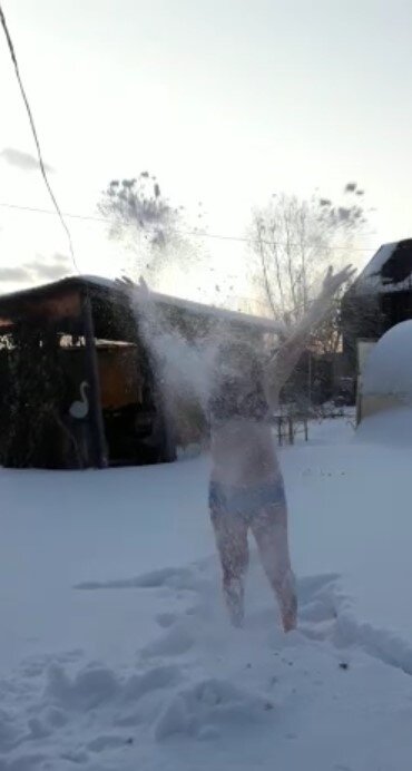 Из бани - в снег