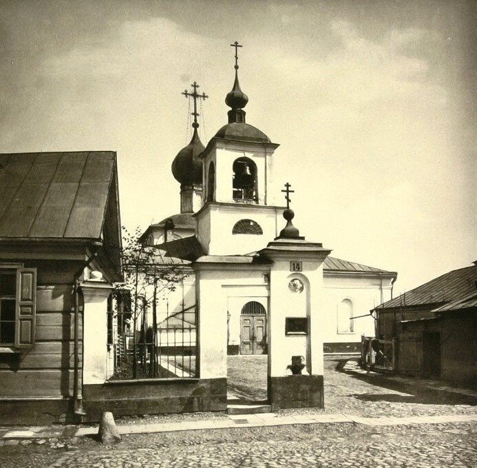 Слева - наш дом. Источник: http://rusliberal.ru.