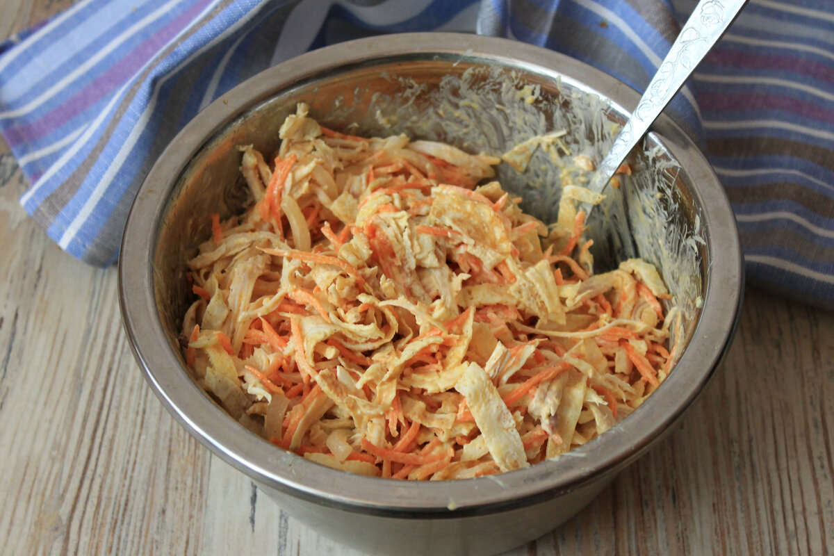 Салат с копчёной колбасой, яичными блинчиками и корейской морковью: 12 фото в рецепте