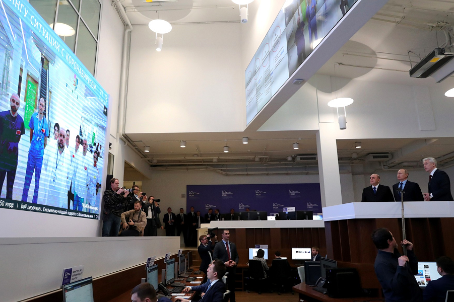 Путин, Мишустин, Собянин в информационном центре по мониторингу ситуации с коронавирусом, 17.03.20.png
