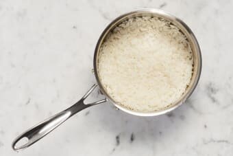 вареный рис 1
В небольшой кастрюле смешайте рис, 1 ¼ стакана вода (2 ¼ стакана на 4 порции), а также большая щепотка соли. Доведите до кипения, а затем накройте крышкой и доведите до слабого кипения. Готовить пока рис не станет нежным, 15-18 минут. Держи накройте от тепла до готовности к подаче.