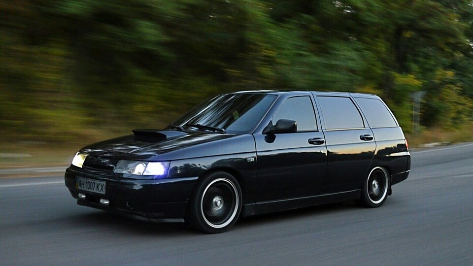 ВАЗ-2111 / Lada 111 — переднеприводный универсал Волжского автомобильного завода. Выпускается с 1998 г. В феврале 2009 года АвтоВАЗ объявил о прекращении выпуска этой модели, однако на черкасском заводе «Богдан» данная модель выпускалась до 2014 года, но в немного изменённом виде под брендом Богдан 2111