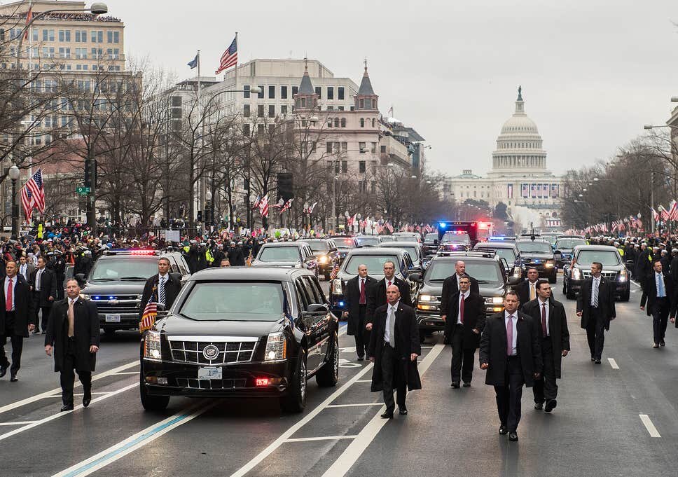 Кортеж Трампа в Вашингтоне. Позади видны копии "Зверя" и "боевые" Suburban-ы.