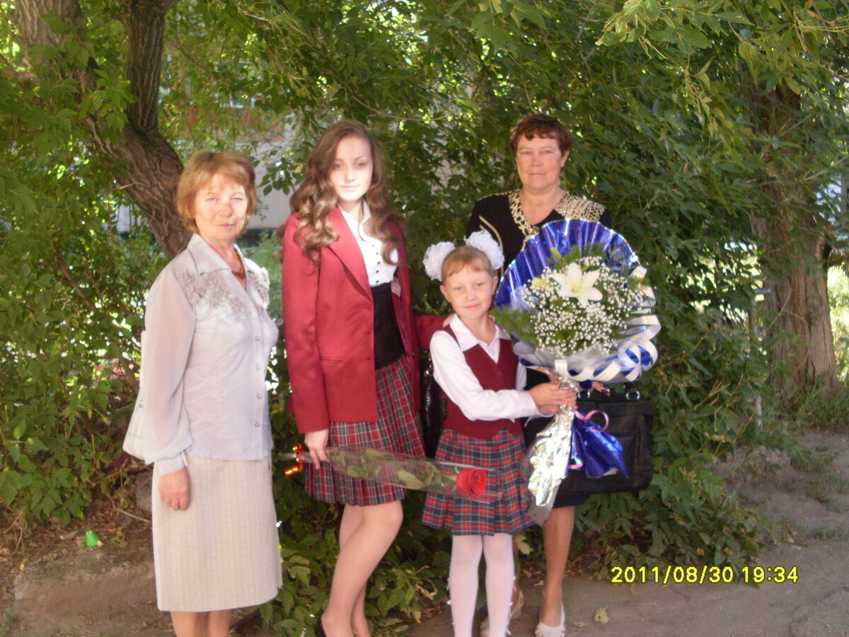 Второй и девятый класс....Пока еще рядом бабушки - через год в это время мы будем в другой стране...Вырастают наши дети