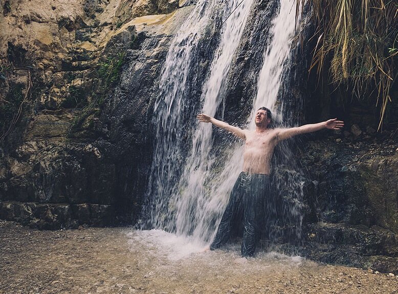 Примерно так принимали душ в естественных водоемах и водопадах 