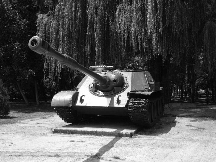 В 1947 г. прекратился выпуск самоходно-артиллерийской установки СУ-100 на заводе №147 в Омске, куда ее производство было передано с Уралмашзавода в начале 1946 г. В соответствии с постановлением Совета Министров СССР от 22 июня 1948 г. КБ Омского завода №174 под руководством И.С. Бушнева поручалось выполнить эскизно-технический проект артиллерийской самоходной установки со 122-мм пушкой Д-25 на базе танка Т-54 со сроком окончания этой работы в июле 1948 г. Проект самоходной установки и ее макет в натуральную величину были рассмотрены в Министерстве транспортного машиностроения только в декабре 1948 г. Задержка обуславливалась несвоевременным получением чертежей 122-мм пушки Д-49 от завода №9, а также малочисленностью состава КБ и сложностью поставленной задачи. Далее проект самоходной установки был доработан и повторно вместе с макетом в июле 1949 г. представлен специальной макетной комиссии с участием представителей командования БТ и MB и НТК ГБТУ. 