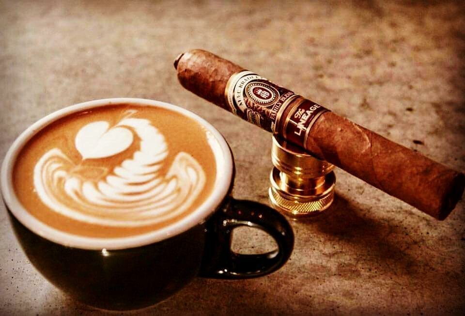 Кофе и сигара - самая приятная часть дня