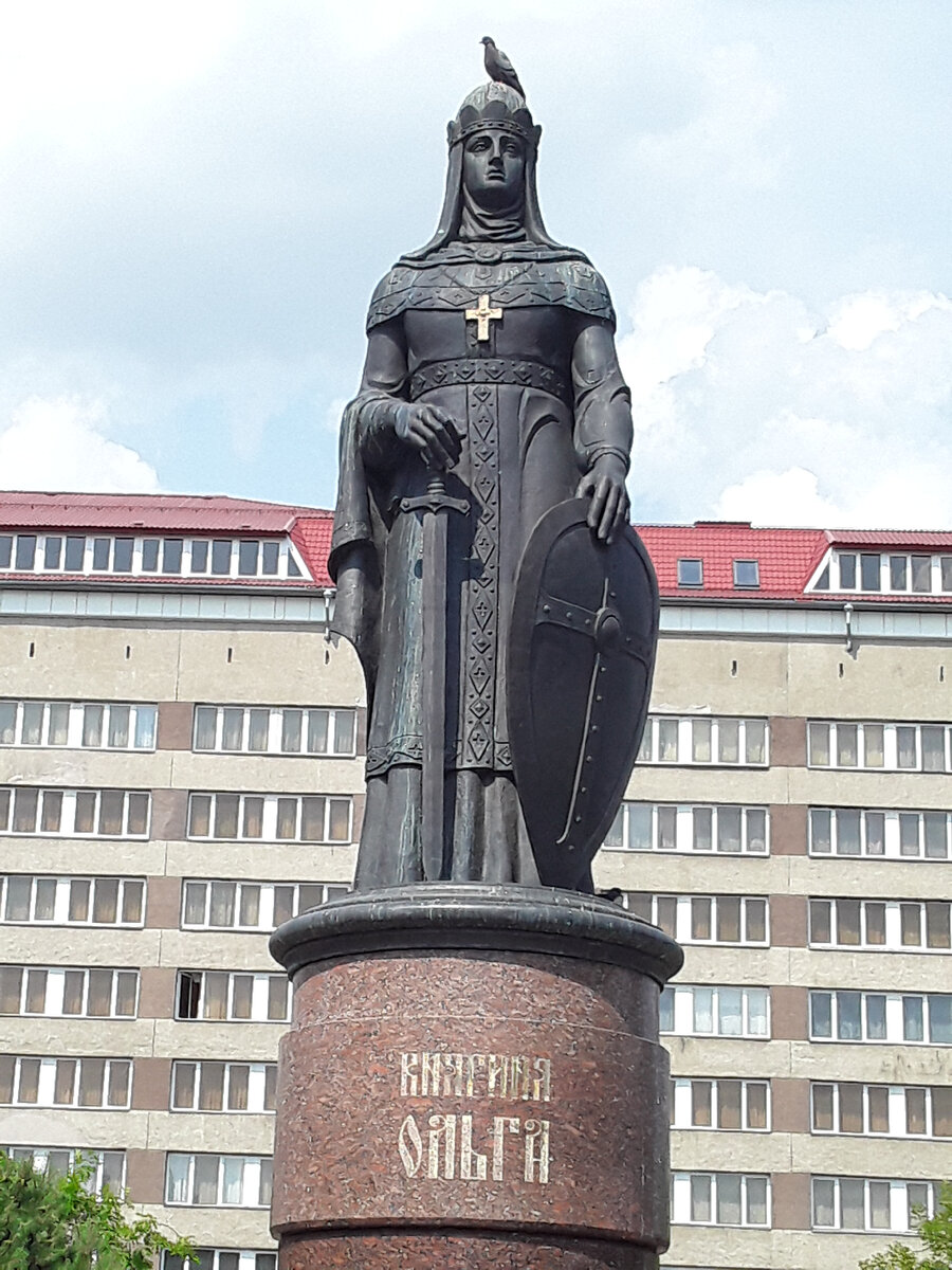  В Пскове несколько памятников княгини Ольги, это один из них)