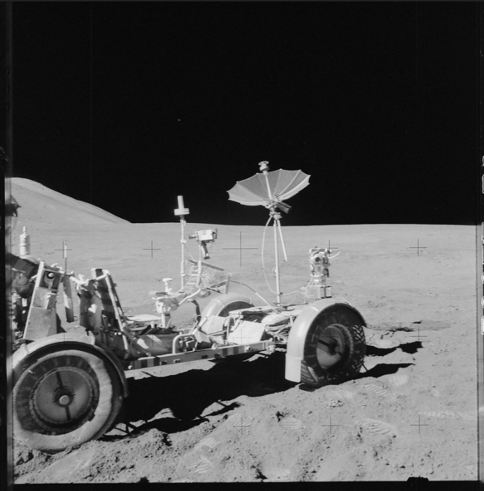 А здесь ассистенты режиссёра забыли прикрутить штыри для ног и "астронавты" прекрасно обходились и без них,катаясь по "Луне".
Куда ж без киноляпов?
