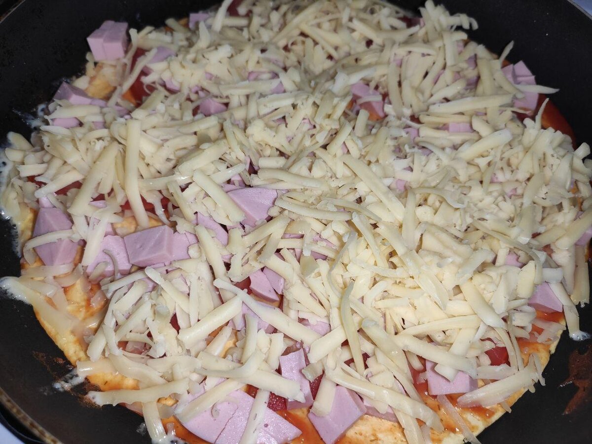 Быстрая пицца на сковороде на тортилье — 10 минут и готово