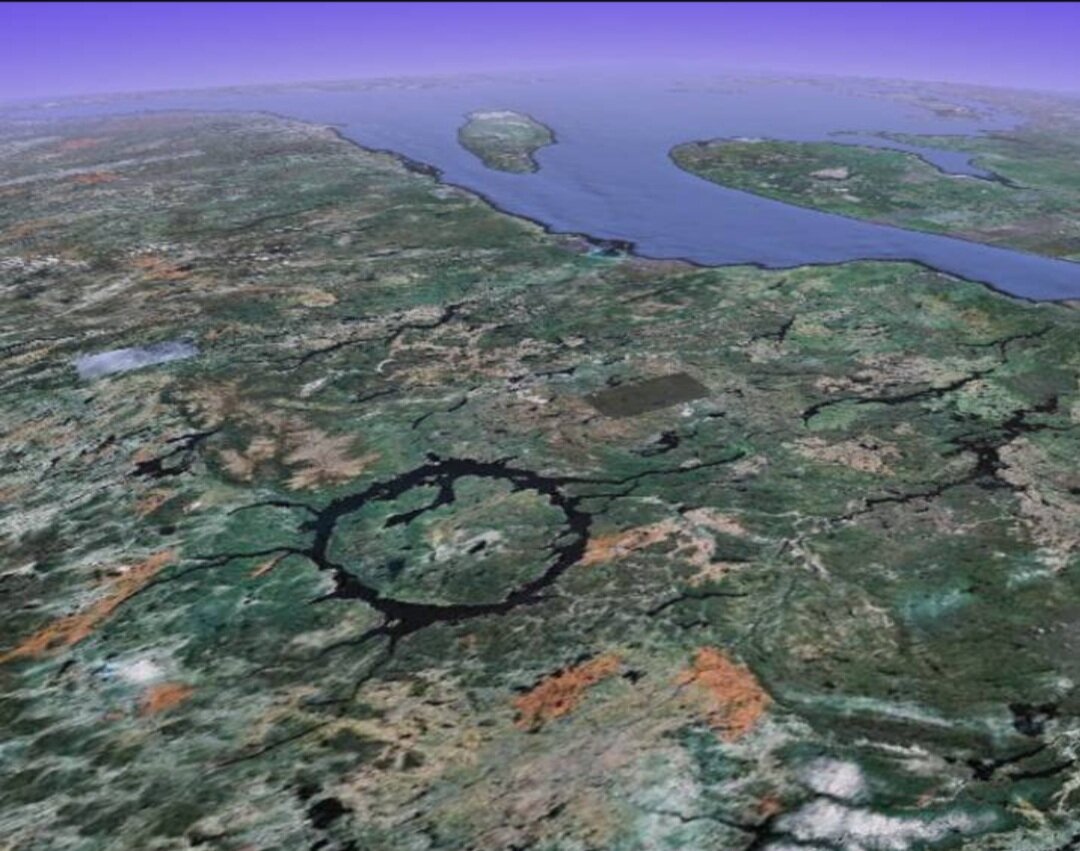 Какая самая сильная земля. Кратер Маникуаган, Канада. Метеорит Чиксулуб. Вредефорт метеорит кратер. Озеро Маникуаган.