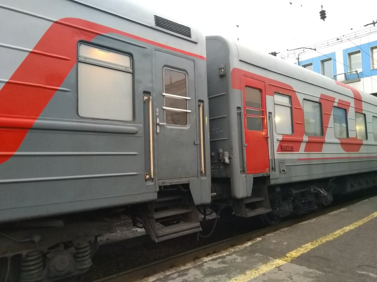 Поезд РЖД на станции Киров