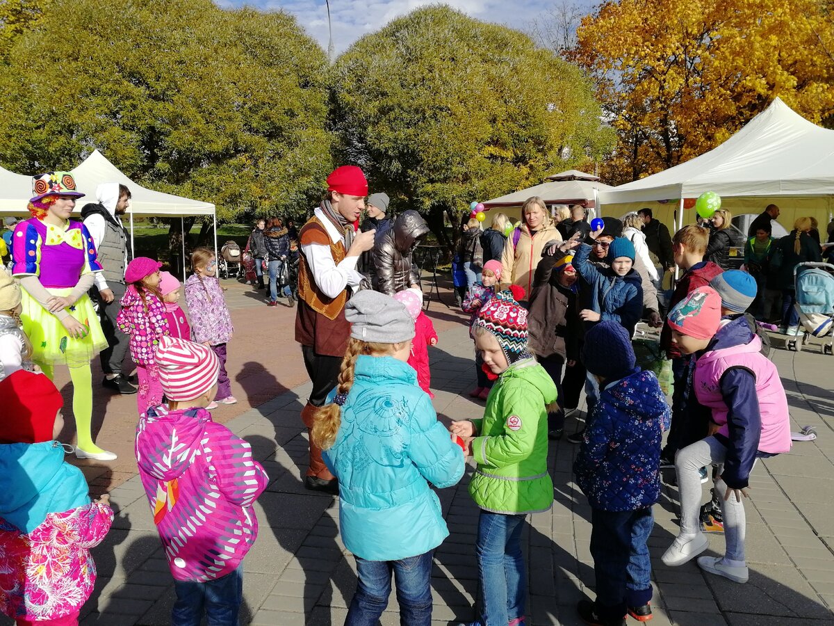 Аниматоры развлекали детей