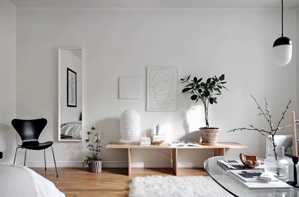 Как совместить спальню с гостиной: скандинавский стиль на 36 кв.м. Деревянный пол - связующее звено всех помещений. Фото: pinterest.es