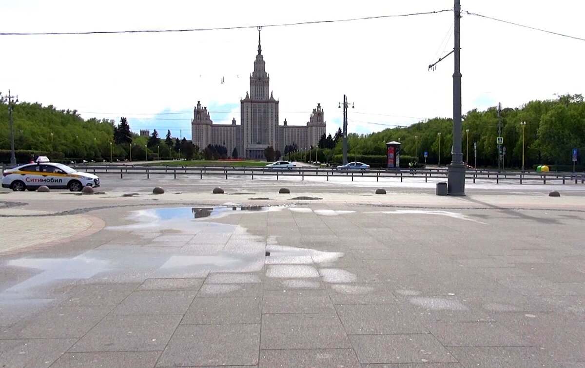 На улицах одни таксисты и ГИБДД.