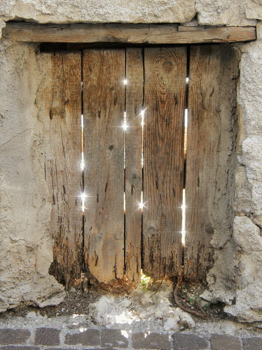 Где заперта "калитка", там луч как бриллиант. Слов золотые слитки порою так лежат.  Откроешь шкаф, страницы сокровищем блеснут. Их отблеск есть на лицах. Где ж блеск, там чаще лгут. 