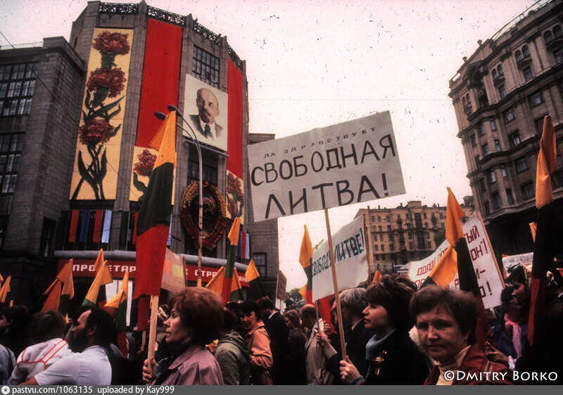Литва 1990 год. Митинг в москве за независимость литвы. Литва в 1990 стена. Литва 1990 год. Блокада литвы 1990 митинги.