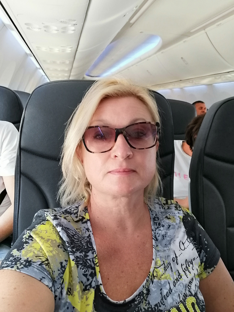 Это я на борту самолёта в ожидании воды и еды, так как нам никто не объяснил и не сообщил, что здесь не кормят, чтобы я могла захватить еду для ребенка. На сайте я этого тоже не нашла. 