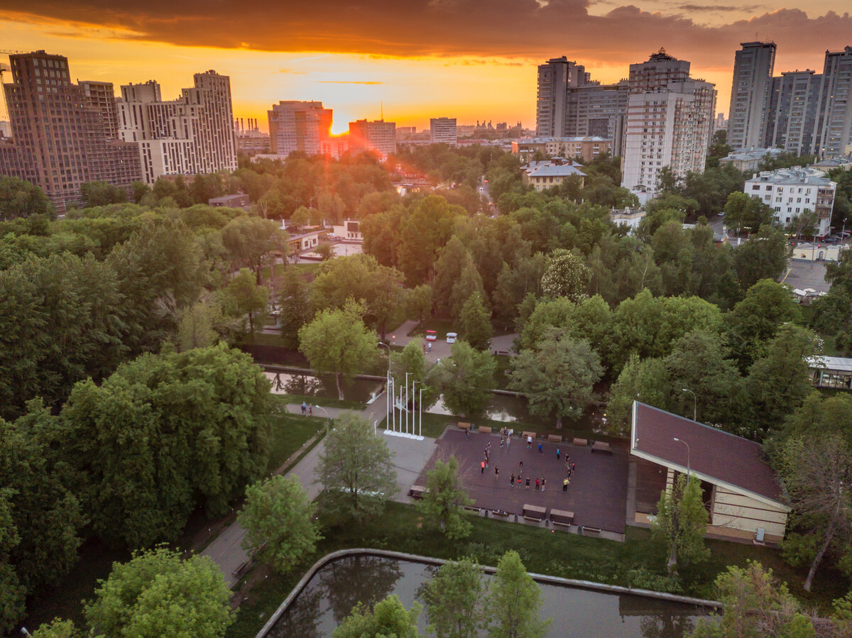 Парк красная Пресня вечером