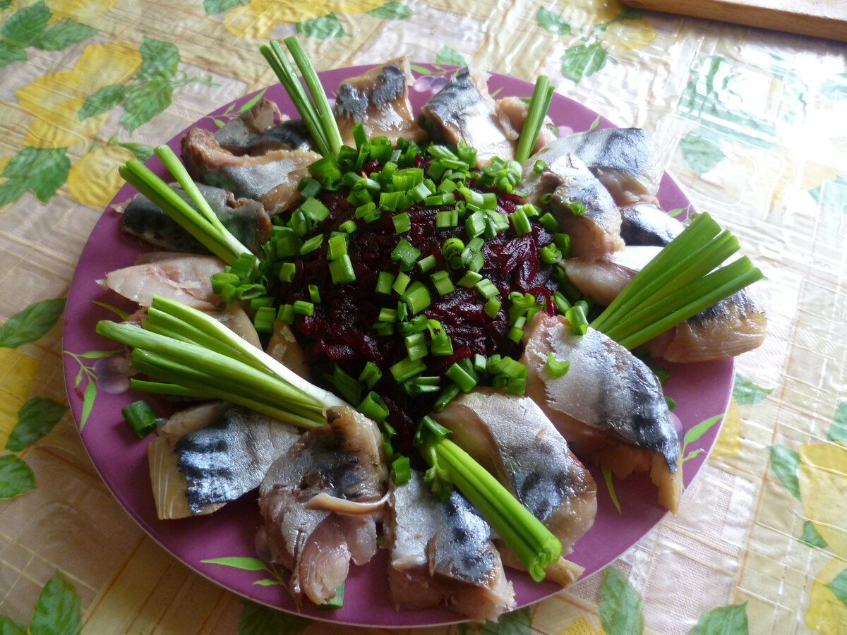 Скумбрия со свеклой и зеленым луком