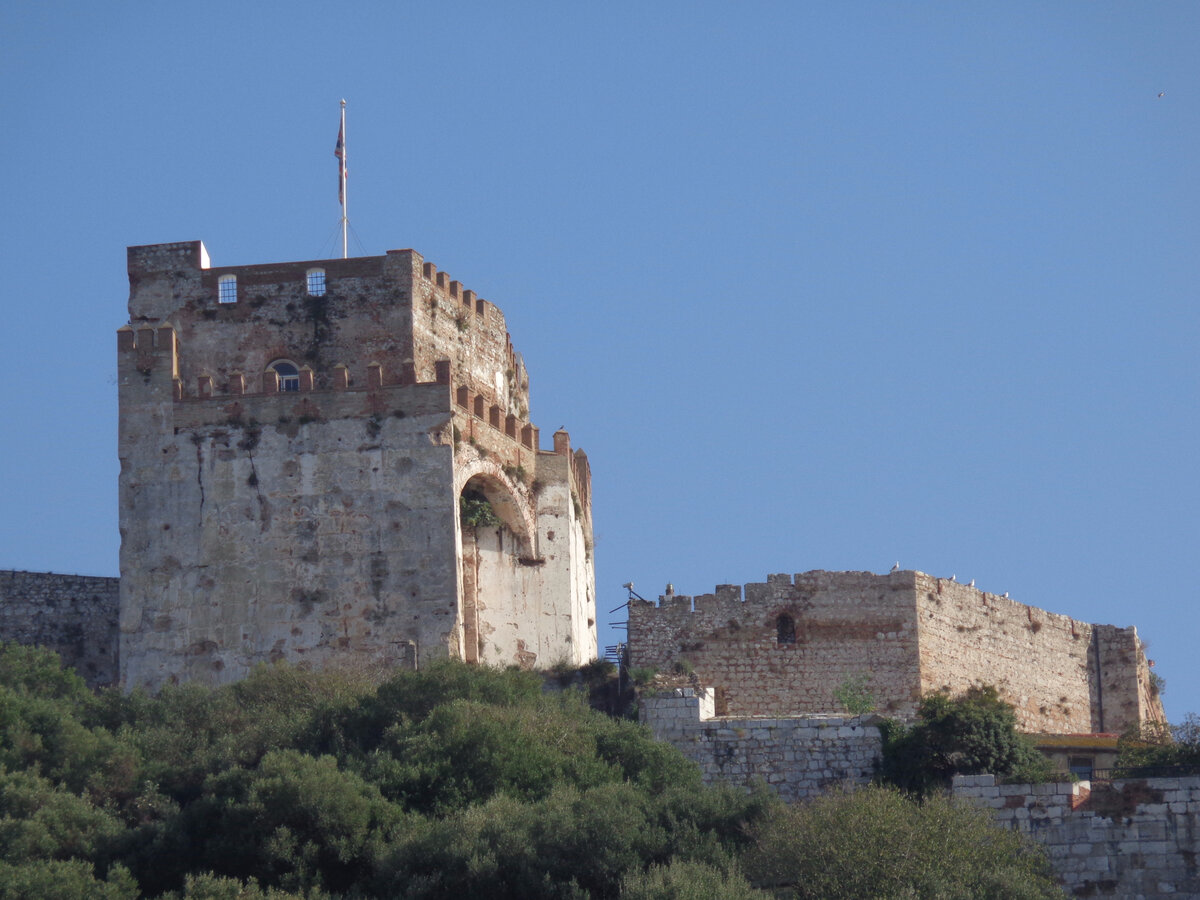 Fig. 3. Esp. Gibraltar, una antigua fortaleza marroquí del siglo XIII, la torre principal y los restos de la muralla.