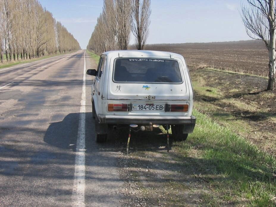 в случае когда правые колеса автомобиля наезжают на неукрепленную влажную обочину рекомендуется