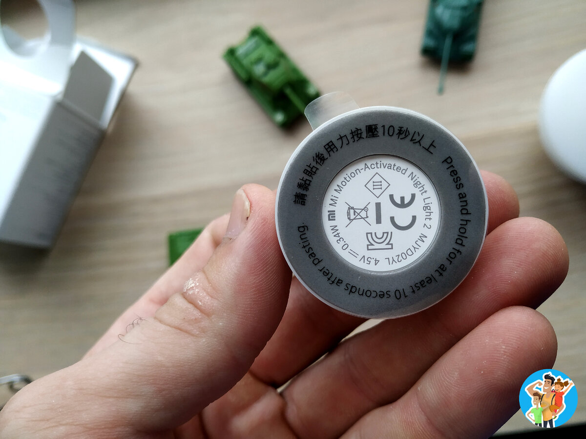 на основание нанесена клейка основа, возможно закрепить на любой ровной поверхности , стол, тумба, дверь , коробка двери. Листай 👉