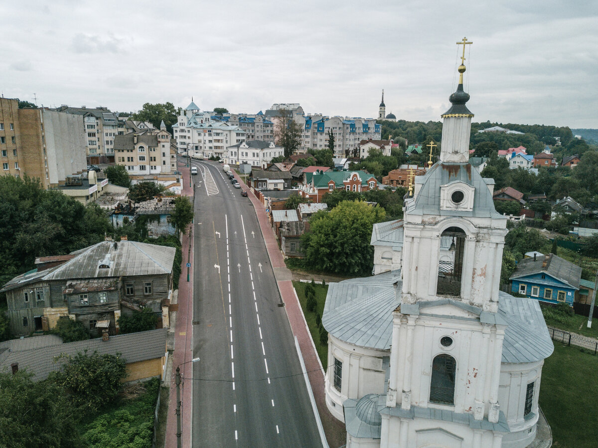Церковь возле монумента.