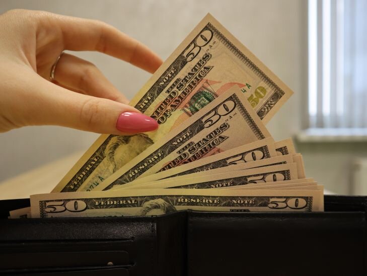 в первый день получку нельзя ее тратить