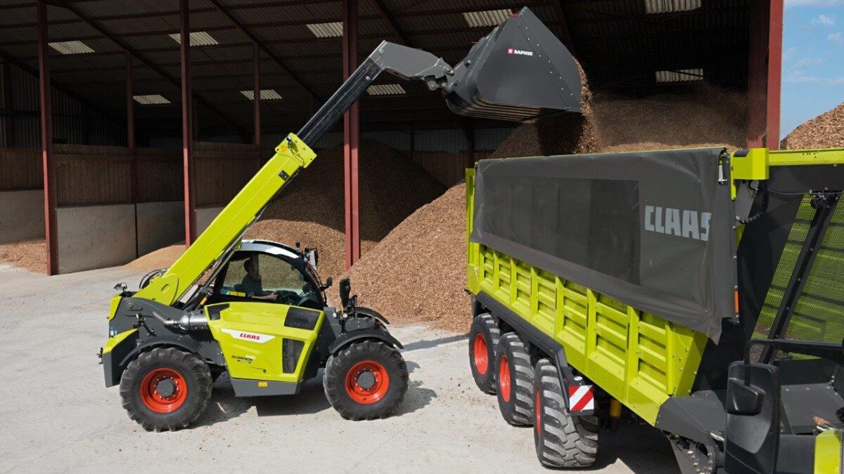 Телескопический погрузчик CLAAS SCORPION в работе 