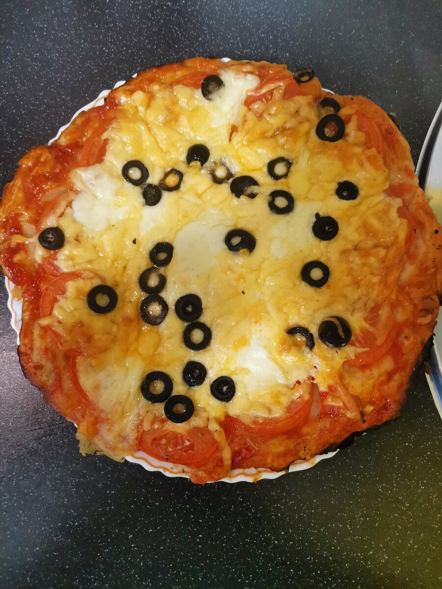 Завтрак. Пицца с моцареллой, сыром и помидорами