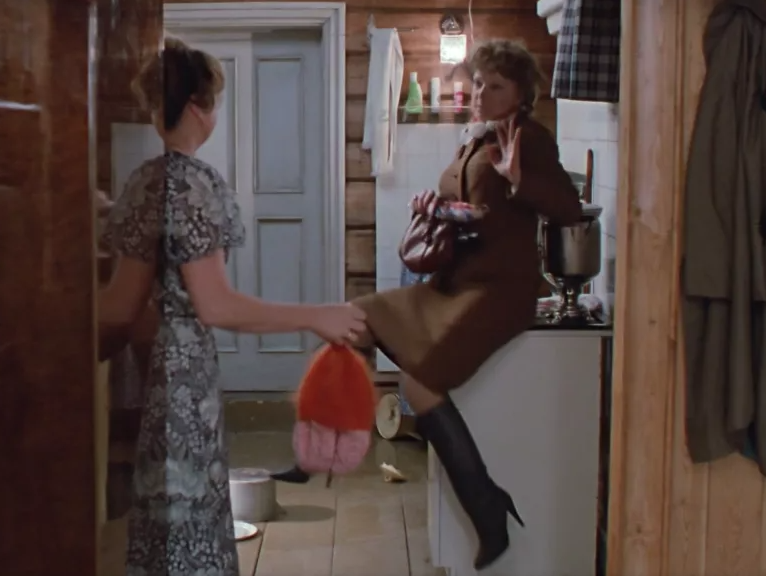 Кадр из фильма "Любовь и голуби" для иллюстрации из сети интернет.