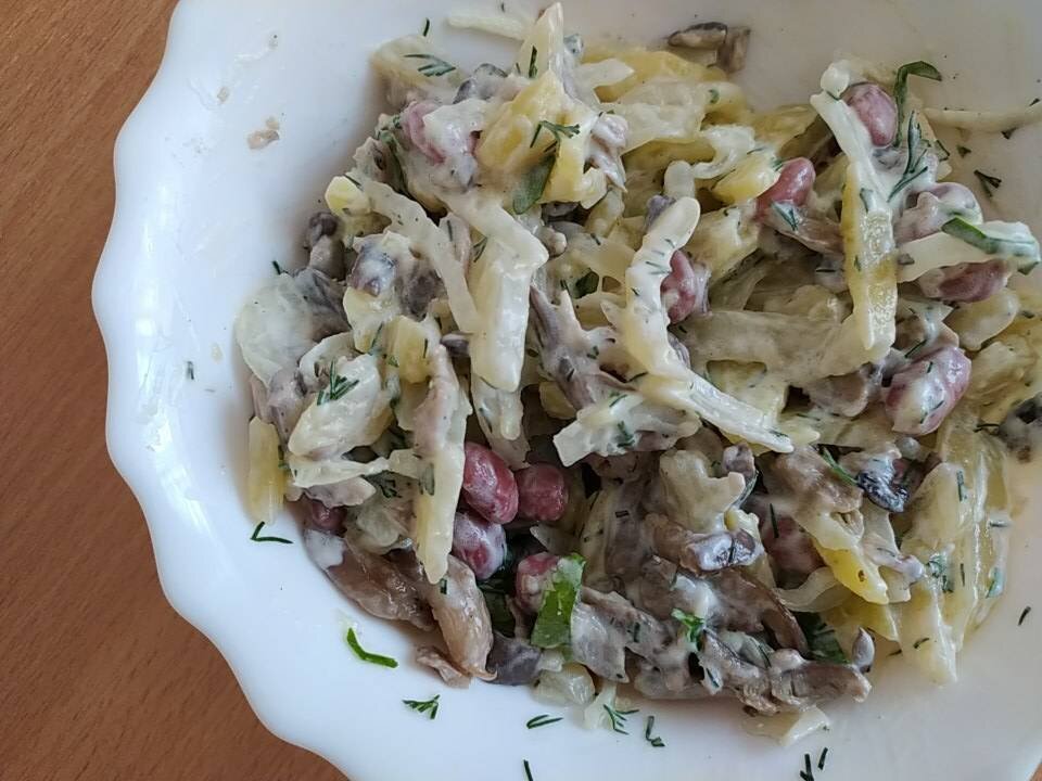 Салат с грибами, картофелем и зеленым луком