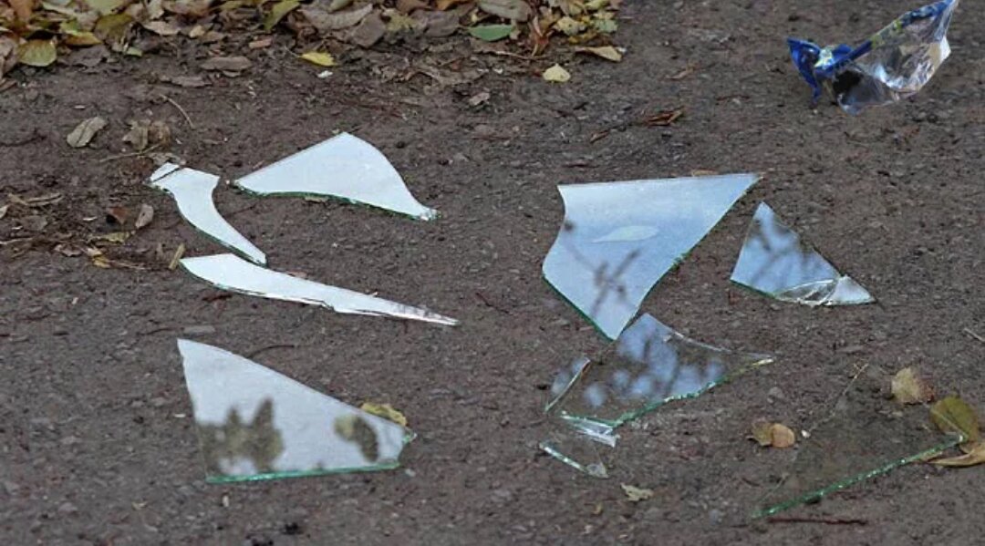 Разбитое стекло на земле. Разбитое стекло на асфальте. Разбитые стекла на асфальте. Осколки стекла на земле